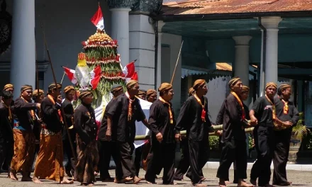 Kebiasaan Unik Masyarakat Kota Besar