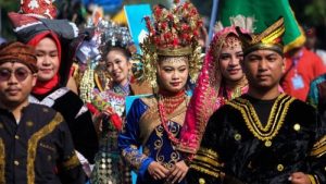 Ragam Kebiasaan Unik Masyarakat Di Berbagai Daerah Indonesia
