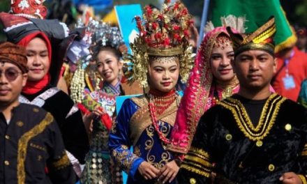 Ragam Kebiasaan Unik Masyarakat Di Berbagai Daerah Indonesia