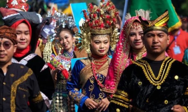 Ragam Kebiasaan Unik Masyarakat Di Berbagai Daerah Indonesia