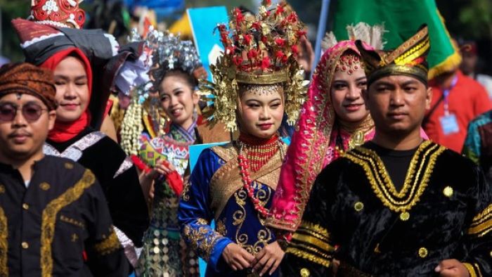 Ragam Kebiasaan Unik Masyarakat Di Berbagai Daerah Indonesia